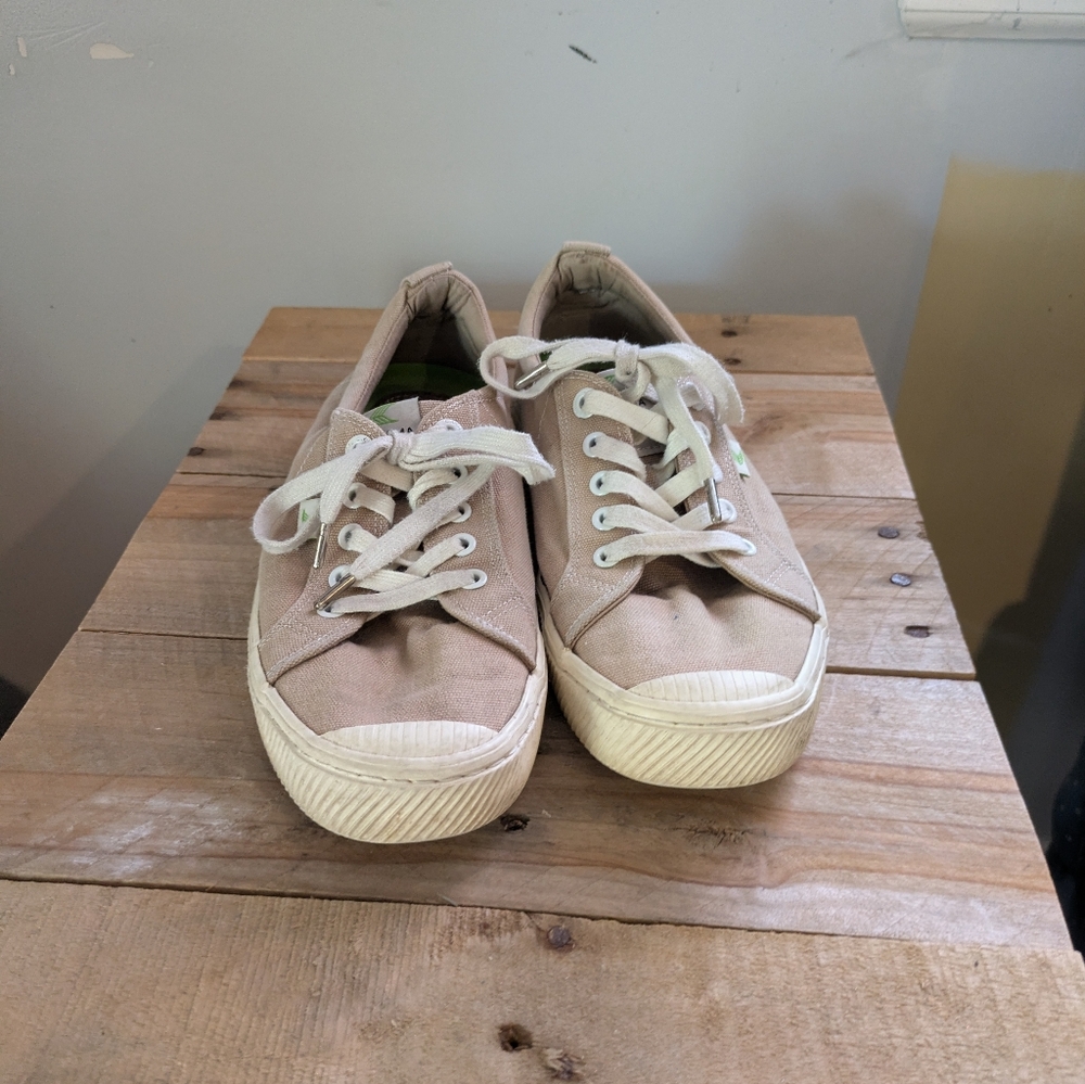 Tan Cariuma sneakers women's size 9